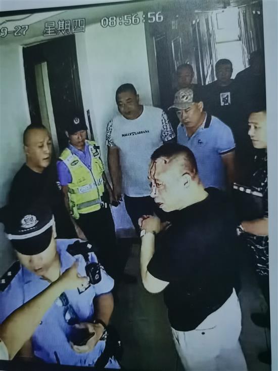 2018年9月27日，佟胜军（前排黑衣者）在殴斗中受伤，他以此诬告陷害天懋公司四保安，并因此获刑。 本文图片均为澎湃新闻记者 谢寅宗 图